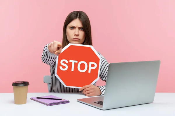 Wütende Geschäftsfrau Zeigt Mit Stopp Symbol Auf Kamera Zeigt Rotes — Stockfoto