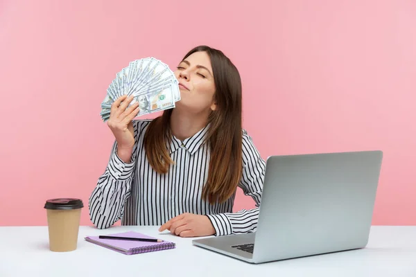 Emocionada Mujer Negocios Rica Disfrutando Del Olor Billetes Cien Dólares — Foto de Stock