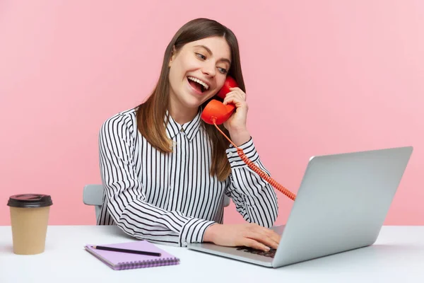 Lachende Positieve Vrouw Sale Manager Ontvangen Van Oproepen Vaste Telefoon — Stockfoto