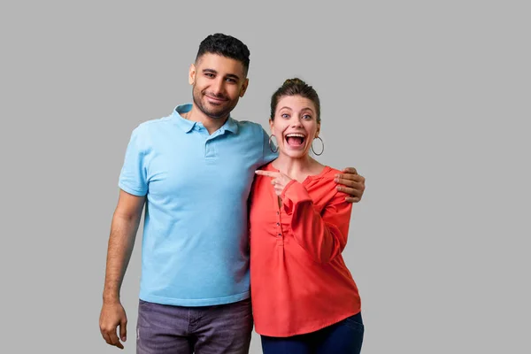 Retrato Feliz Pareja Joven Ropa Casual Pie Abrazándose Como Amigos —  Fotos de Stock