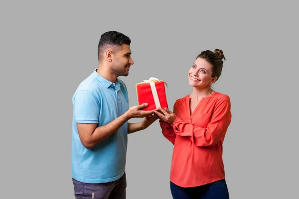 발렌틴의 축하하는 커플들 잘생긴 남자가 아름다운 여인에게 선물을 상자를 주면서 — 스톡 사진