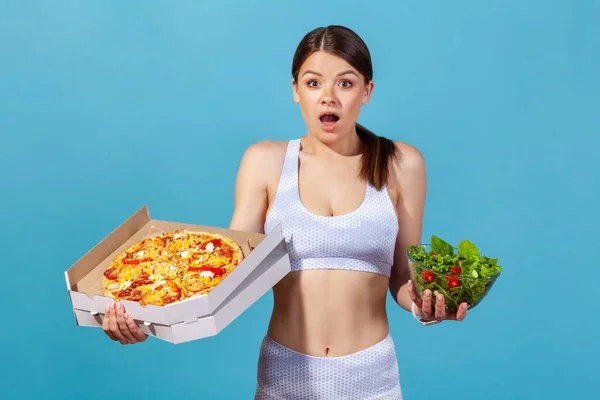 Schockierte Athletische Frau Weißen Sportanzug Die Der Handschachtel Fettige Pizza — Stockfoto