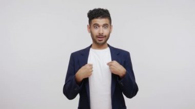 - Kim? Ben mi? Şok olmuş, iş kıyafeti giymiş sakallı bir adam şansının kendisini gösterip kameraya hayretle baktığına inanamıyor. Gri arka planda izole edilmiş kapalı stüdyo görüntüleri