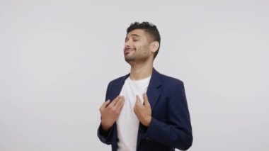 Kendine güvenen, iş elbisesi içinde sakallı, kendini gösteren, başarısı ve başarılarıyla övünen, egoist bir adam. Gri arka planda izole edilmiş kapalı stüdyo görüntüleri