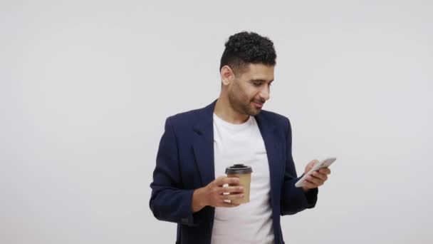 Zarif Takım Elbiseli Kağıt Bardaktan Kahve Içen Akıllı Telefondan Sörf — Stok video