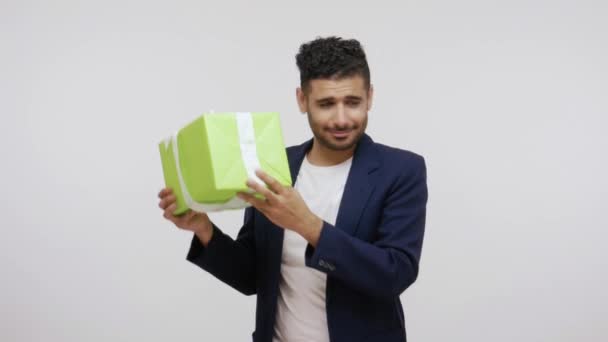 Nyfiken Skäggig Man Elegant Kostym Skakar Stora Gröna Presentförpackning Försöker — Stockvideo