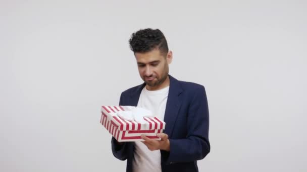 Homem Curioso Intrometido Com Barba Unboxing Presente Para Ver Que — Vídeo de Stock