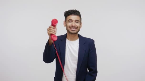 Усміхнений Позитивний Чоловік Бородою Діловому Костюмі Тримає Старовинний Стаціонарний Телефон — стокове відео