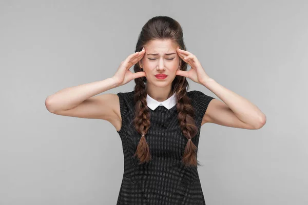 Joven Tiene Migraña Dolor Cabeza Interior Plano Estudio Aislado Sobre — Foto de Stock