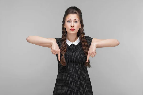 Zakenvrouw Met Vinger Naar Beneden Naar Kopieerruimte Binnen Studio Schot — Stockfoto