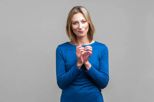 Porträtt Listig Vacker Affärskvinna Blå Klänning Knäppa Händer Och Planera — Stockfoto