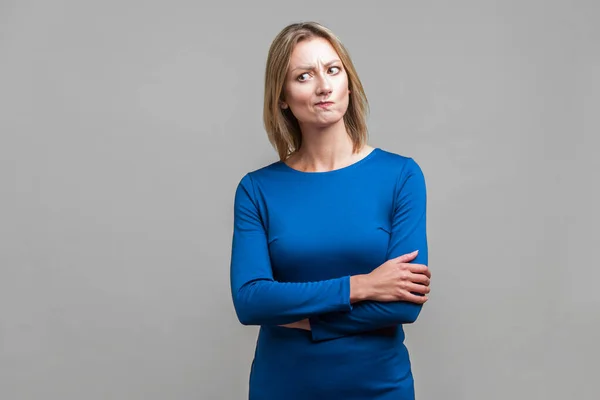 Portrait Femme Réfléchie Perplexe Robe Bleue Serrée Debout Avec Les — Photo