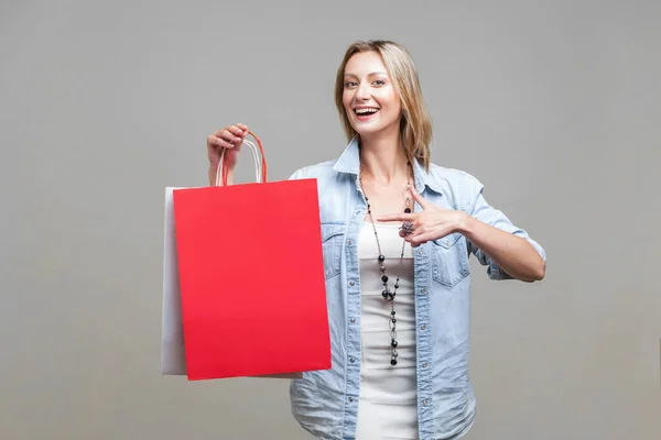 Únete Compras Retrato Cliente Alegre Tienda Mujer Feliz Señalando Bolsos — Foto de Stock