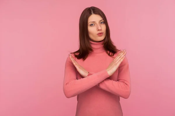 Mulher Mandona Estrita Com Cabelo Castanho Suéter Rosa Mostrando Sinal — Fotografia de Stock