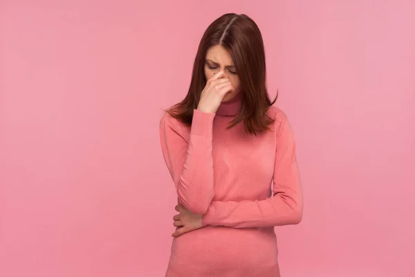 Mujer Morena Deprimida Nerviosa Suéter Rosa Llorando Escondiendo Los Ojos — Foto de Stock