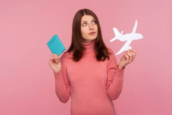Kahverengi Saçlı Düşünceli Hayalperest Bir Kadın Elinde Pasaport Kağıt Uçak — Stok fotoğraf