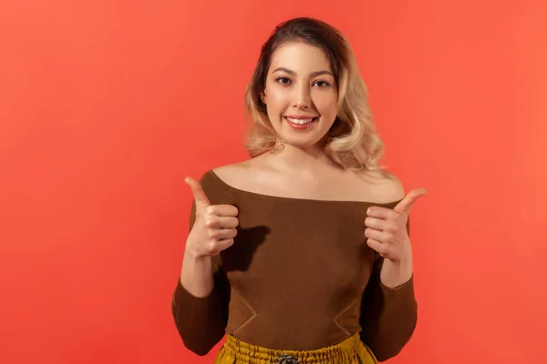 Portret Van Een Vrolijke Vrouw Met Blond Haar Een Tand — Stockfoto