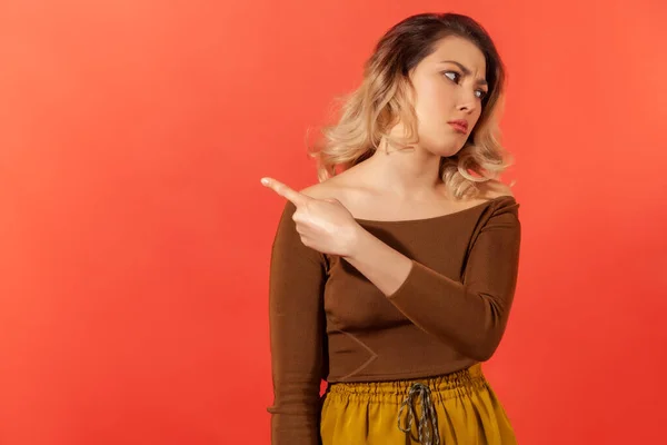 Fuera Mujer Rubia Molesta Irritada Blusa Marrón Señalando Hacia Otro —  Fotos de Stock