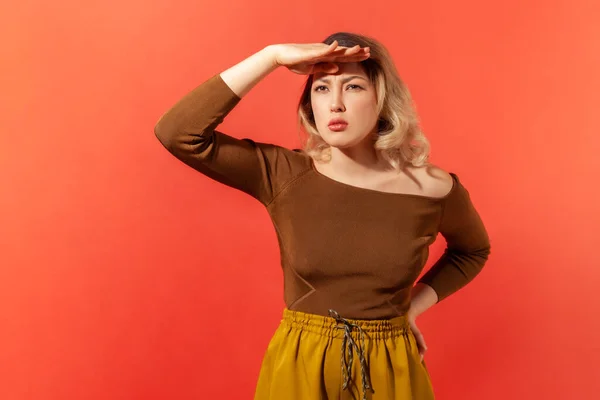 Retrato Mujer Rubia Curiosa Sosteniendo Mano Sobre Los Ojos Mirando —  Fotos de Stock