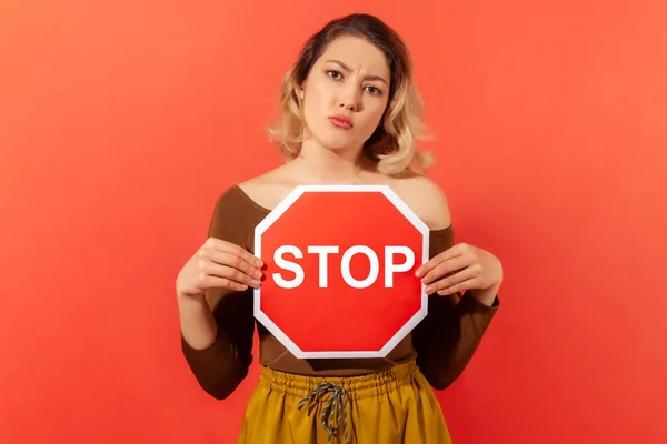 Seriöse Frau Die Ein Rotes Stoppschild Hält Und Zeigt Sich — Stockfoto