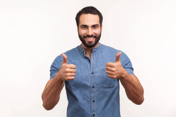 Blij Tevreden Man Met Baard Tonen Duimen Omhoog Kijken Naar — Stockfoto