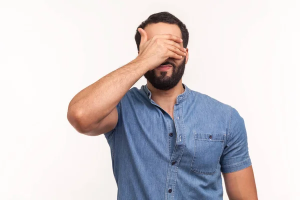 Uomo Barbuto Camicia Blu Chiudendo Gli Occhi Con Mano Non — Foto Stock