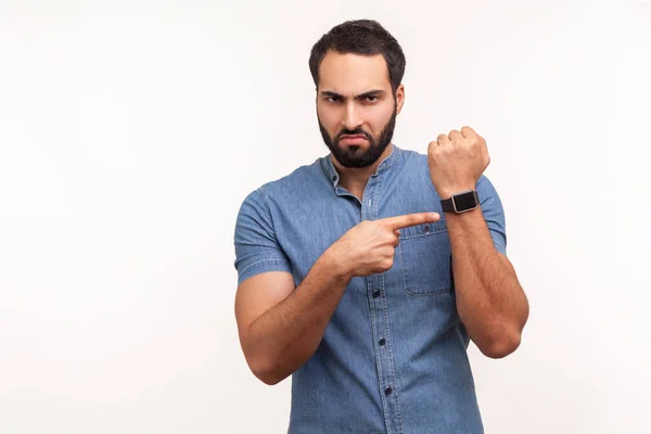 Homem Pontual Irritado Com Barba Camisa Azul Apontando Dedo Relógio — Fotografia de Stock