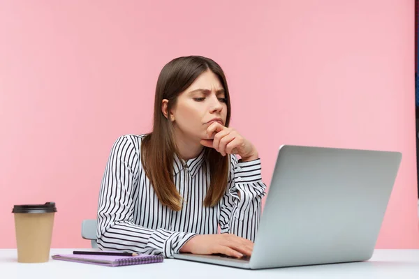 Verwirrte Brünette Geschäftsfrau Gestreiftem Hemd Die Arbeitsplatz Sitzt Mit Nachdenklichem — Stockfoto