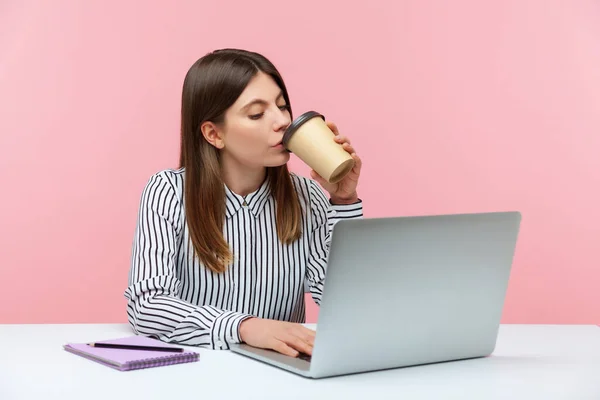 Sério Mulher Negócios Concentrada Camisa Listrada Beber Café Olhando Para — Fotografia de Stock