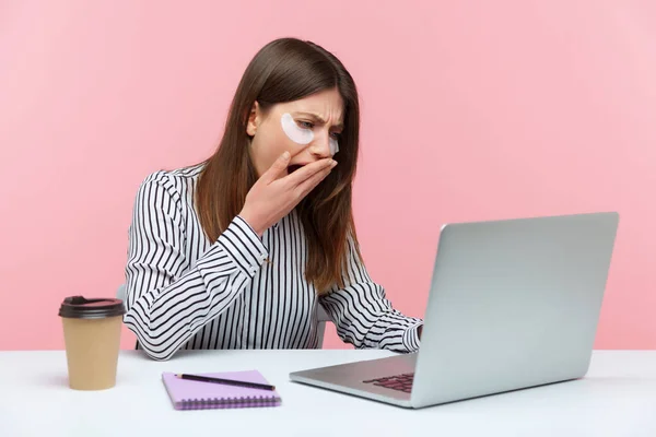 Müde Schläfrige Frau Die Mit Der Hand Gähnt Laptop Sitzt — Stockfoto