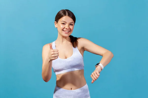 Gelukkig Atletische Vrouw Witte Sportkleding Tonen Duimen Omhoog Demonstreren Smartwatch — Stockfoto