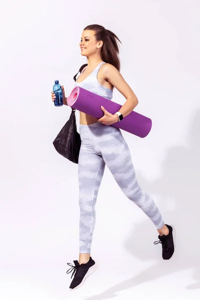 Volledig Zijaanzicht Positief Vol Energie Vrouw Witte Sportkleding Met Flessenwater — Stockfoto