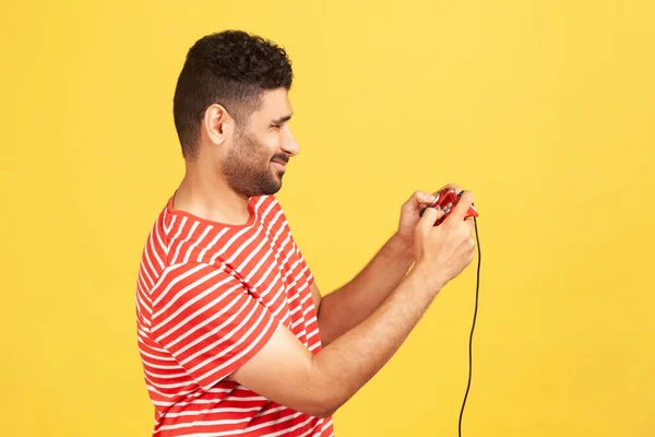 Kırmızı Çizgili Tişörtlü Sakallı Adamın Profil Portresi Elinde Kırmızı Oyun — Stok fotoğraf