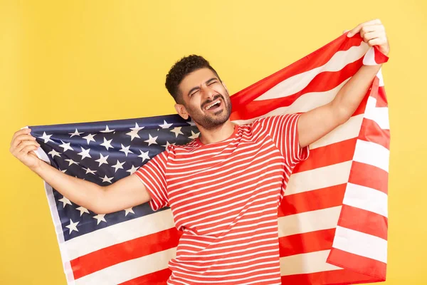 Emocionado Hombre Patriótico Con Barba Camiseta Rayas Pie Sosteniendo Las —  Fotos de Stock