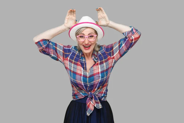 Портрет Смешной Современной Стильной Зрелой Женщины Непринужденном Стиле Шляпой Очками — стоковое фото