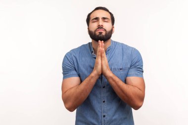 Son derece dindar, sakallı bir adam dua ederken el ele tutuşuyor, gözlerini kapıyor ve Tanrı 'yla konuşuyor, yardım istiyor, şükranlarını sunuyor. Beyaz arka planda izole edilmiş kapalı stüdyo görüntüleri