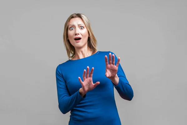 Tengo Miedo Retrato Mujer Asustada Pánico Vestido Azul Apretado Levantando —  Fotos de Stock