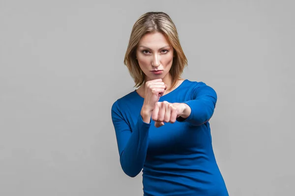 Ritratto Donna Affari Decisa Sicura Abito Blu Con Pugni Stretti — Foto Stock