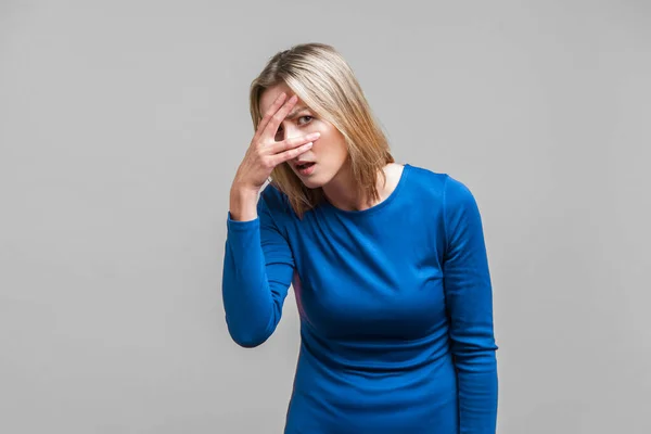 Portrait Jeune Femme Curieuse Dans Une Élégante Robe Bleue Serrée — Photo