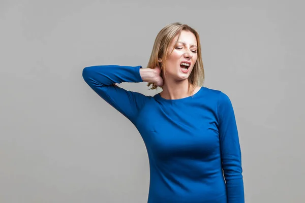 Hombros Dolor Cuello Retrato Mujer Molesta Cansada Elegante Vestido Azul — Foto de Stock