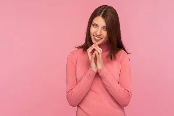 Mujer Morena Astuta Suéter Rosa Gesticulando Con Los Dedos Pensando — Foto de Stock