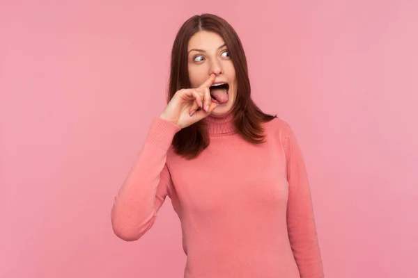 Loca Mujer Rara Con Pelo Castaño Suéter Rosa Sosteniendo Dedo —  Fotos de Stock