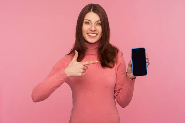 Pembe Kazaklı Kahverengi Saçlı Mutlu Bir Kadın Elindeki Akıllı Telefonu — Stok fotoğraf