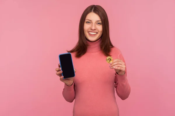 Płatności Kryptowaluta Bitcoin Szczęśliwa Podekscytowana Kobieta Brązowymi Włosami Trzymająca Złotą — Zdjęcie stockowe