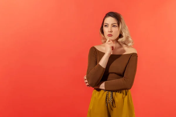 Retrato Uma Jovem Mulher Blusa Marrom Ponderando Com Uma Expressão — Fotografia de Stock