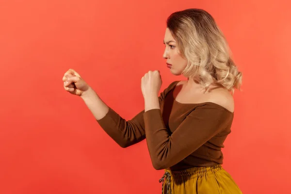 Μπόξερ Πλευρική Άποψη Πορτρέτο Της Νεαρής Γυναίκας Ξανθά Μαλλιά Punching — Φωτογραφία Αρχείου