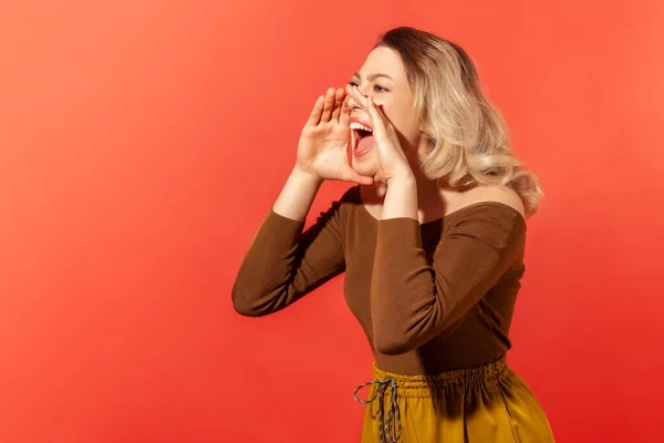 Retrato Mujer Enojada Con Pelo Rubio Blusa Marrón Pie Gritando —  Fotos de Stock