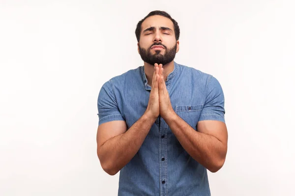 Son Derece Dindar Sakallı Bir Adam Dua Ederken Ele Tutuşuyor — Stok fotoğraf