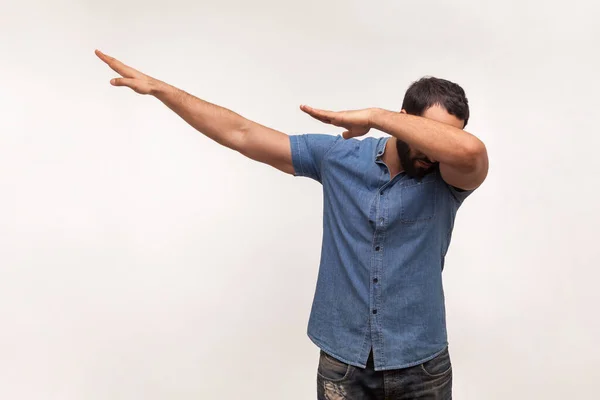 Ενθουσιασμένος Θετικός Άνθρωπος Σηκώνει Χέρια Κάνοντας Dubdance Κίνηση Γιορτάζοντας Νίκη — Φωτογραφία Αρχείου