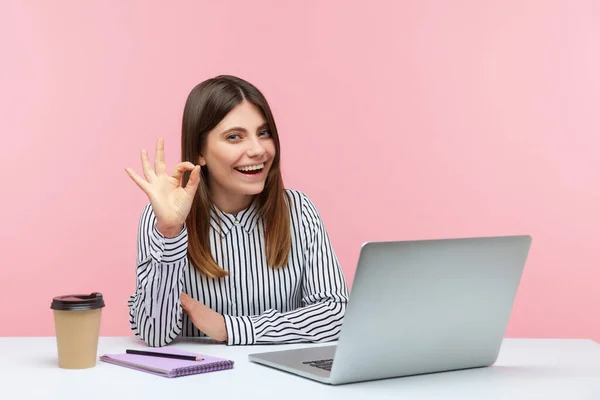 Alles Ist Gut Positiv Zufriedene Geschäftsfrau Gestreiftem Hemd Mit Geste — Stockfoto